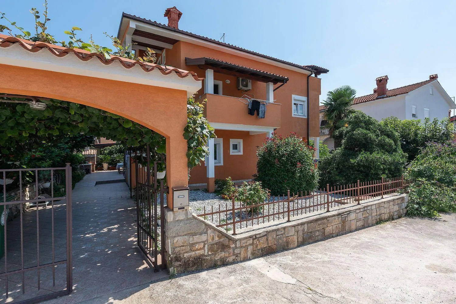 Suesses Ferienhaus Mit Privatpool, Sonnenterrasse, Bbq In Strandnaehe Karpinjan Croatia
