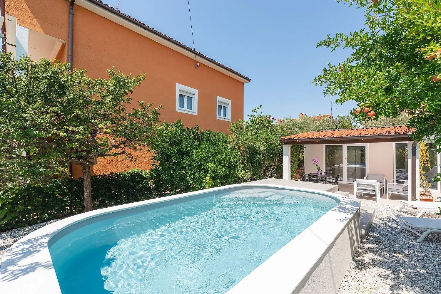 Suesses Ferienhaus Mit Privatpool, Sonnenterrasse, Bbq In Strandnaehe Karpinjan Holiday home