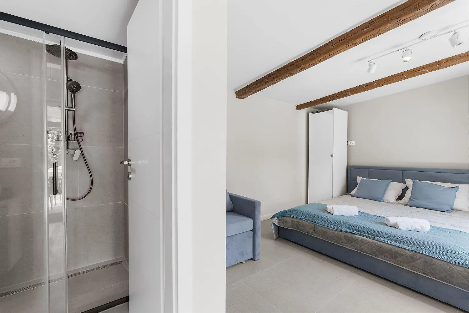 Suesses Ferienhaus Mit Privatpool, Sonnenterrasse, Bbq In Strandnaehe Karpinjan