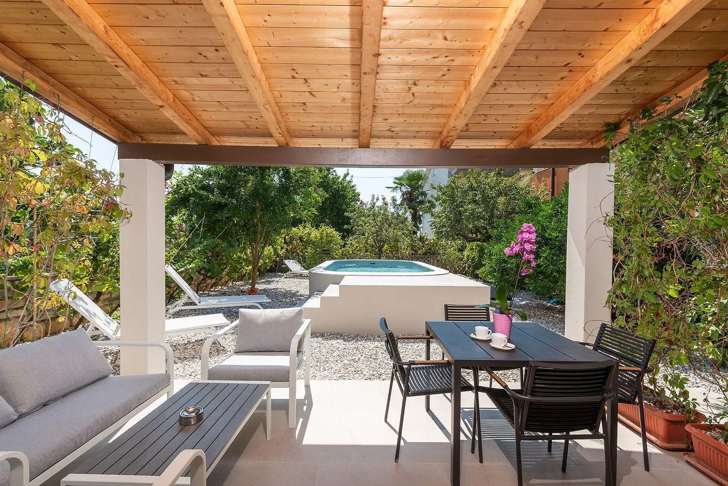 Suesses Ferienhaus Mit Privatpool, Sonnenterrasse, Bbq In Strandnaehe Karpinjan