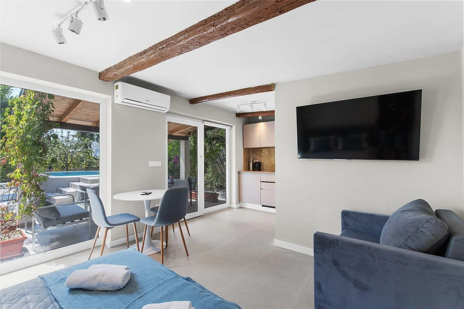 Suesses Ferienhaus Mit Privatpool, Sonnenterrasse, Bbq In Strandnaehe Karpinjan Holiday home
