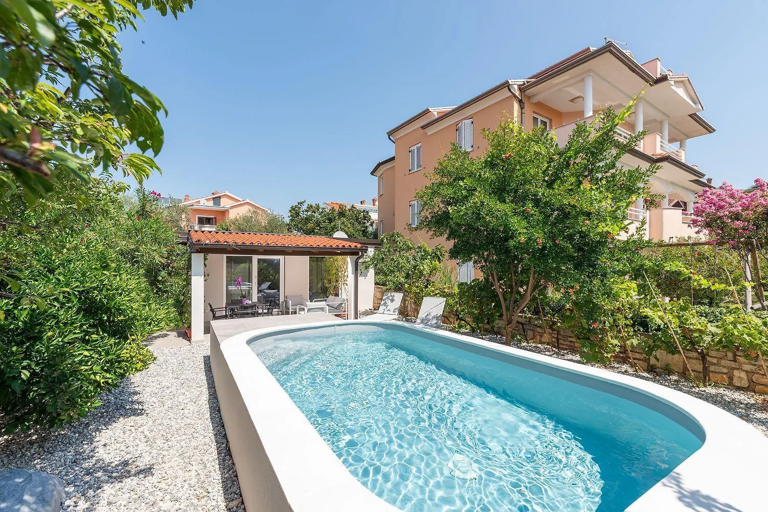 Suesses Ferienhaus Mit Privatpool, Sonnenterrasse, Bbq In Strandnaehe Karpinjan